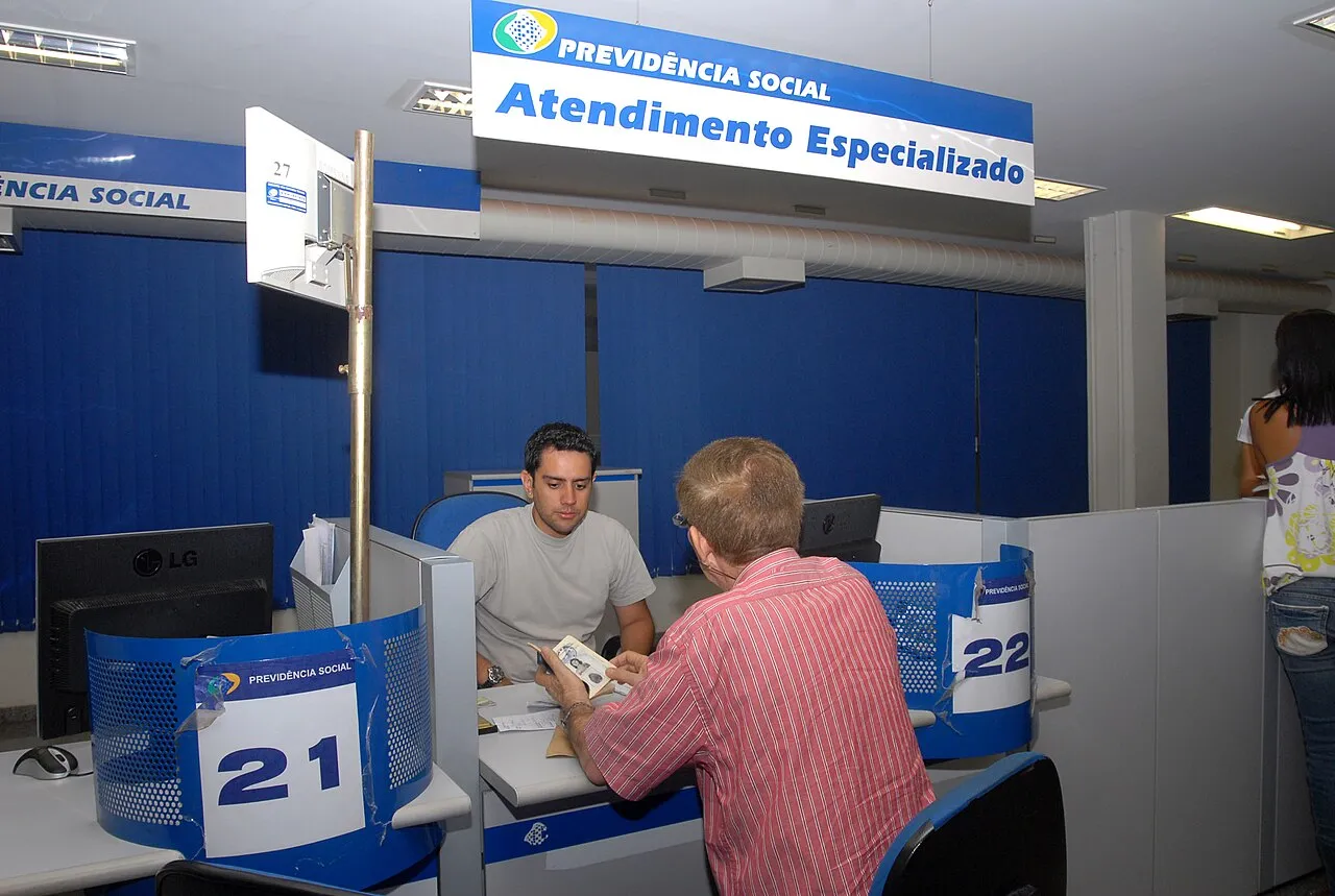 Segurados aguardam atendimento em uma agência do INSS