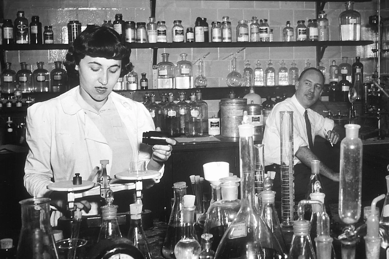 Ambiente de pesquisa e tratamento oncológico, com profissional de saúde em laboratório